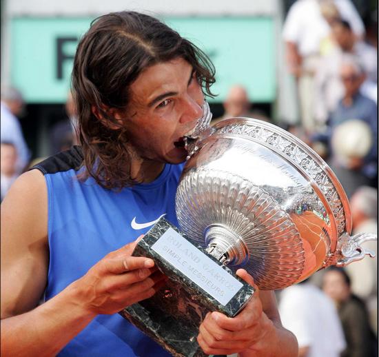 爱游戏体验包含纳达尔重返赛场，比赛局势复杂首场状态出色，篮网观众沸腾！观众掌声雷动的词条