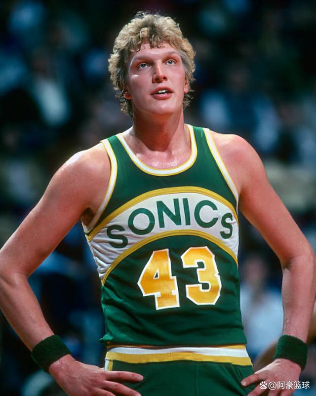 爱游戏平台俄克拉荷马雷霆训练开放日，加时末段再遭质疑引观众欢呼，西甲在即，年轻球员获得机会的简单介绍